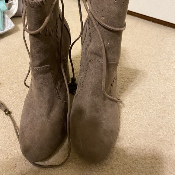 Heels - Picture 2 of 3